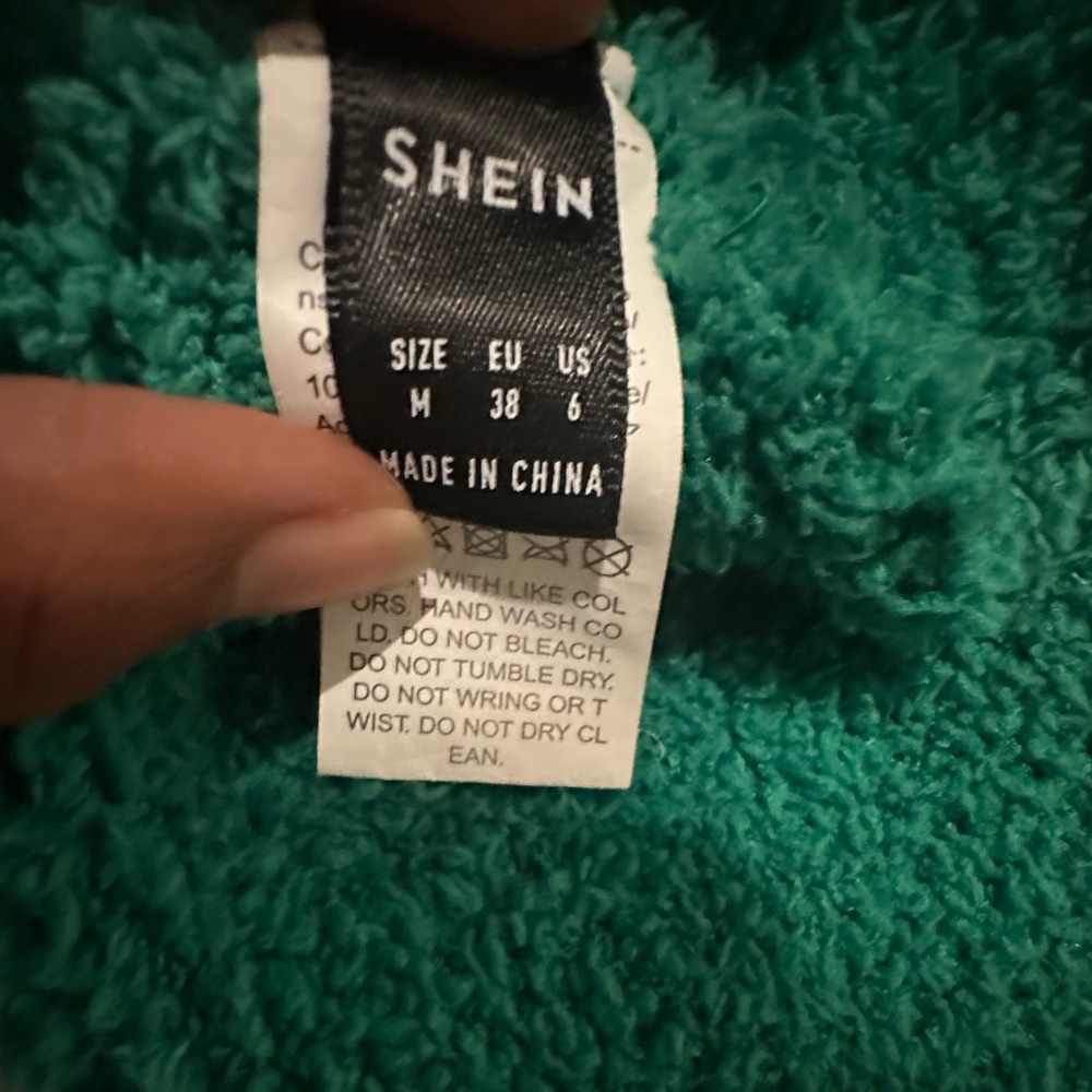 Green Short Sweater, Size M - Picture 4 of 4